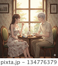 カフェでリラックスするカップル 134776379