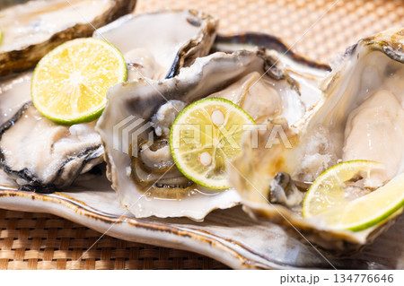 北海道の美味しい生牡蠣 134776646