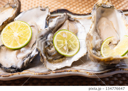 北海道の美味しい生牡蠣 134776647