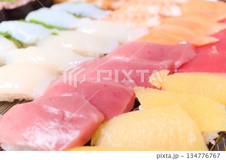 寿司盛り合わせの俯瞰構図とネタの多様性が伝わる日本食イメージ 134776767