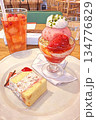 ケーキとパフェ 134776829