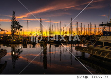 ヨットハーバーの夕焼け 134777033