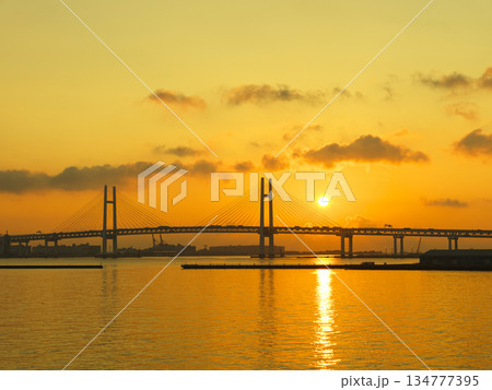 横浜ベイブリッジから昇る朝日　横浜市 134777395