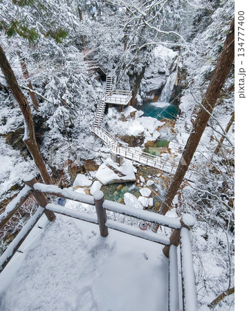 夕森渓谷（冬）：竜神の滝 134777400