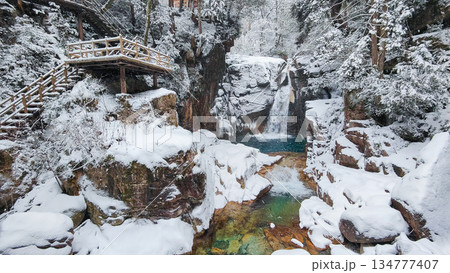 夕森渓谷（冬）：竜神の滝 134777407