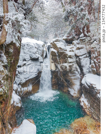 夕森渓谷（冬）：竜神の滝 134777432