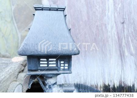 日本庭園に設置された和風庭園の水槽ポンプ 134777438