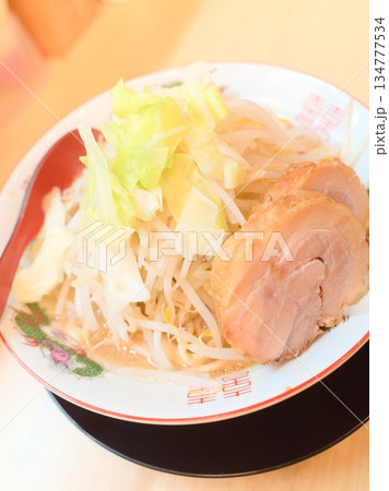 山盛り野菜と厚切り豚肉の二郎系ラーメン 山盛り野菜と厚切り豚肉の二郎系ラーメン 134777534