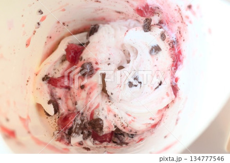ストロベリーアイスとチョコチップのアイスカップ 134777546