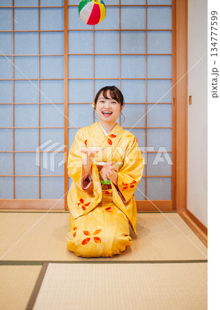 紙風船で遊ぶ若く美しい着物女性 134777599