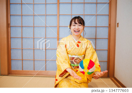 紙風船で遊ぶ若く美しい着物女性 134777603