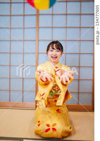 紙風船で遊ぶ若く美しい着物女性 134777605