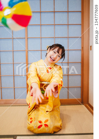 紙風船で遊ぶ若く美しい着物女性 紙風船で遊ぶ若く美しい着物女性 134777609