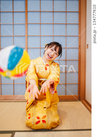 紙風船で遊ぶ若く美しい着物女性 134777610