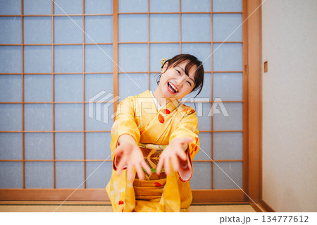 紙風船で遊ぶ若く美しい着物女性 紙風船で遊ぶ若く美しい着物女性 134777612