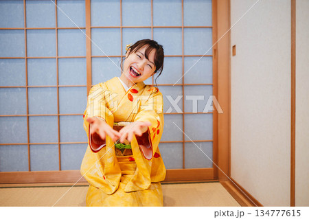 紙風船で遊ぶ若く美しい着物女性 紙風船で遊ぶ若く美しい着物女性 134777615