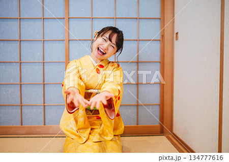 紙風船で遊ぶ若く美しい着物女性 134777616