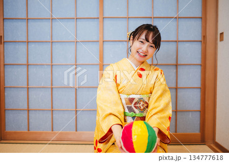 紙風船で遊ぶ若く美しい着物女性 紙風船で遊ぶ若く美しい着物女性 134777618