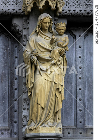 Madonna statue Madonna statue 134777628