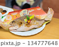 お食い初め膳に並ぶ祝い鯛の姿焼きを捉えた和食写真 134777648