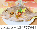 お食い初め膳に並ぶ祝い鯛の姿焼きを捉えた和食写真 134777649