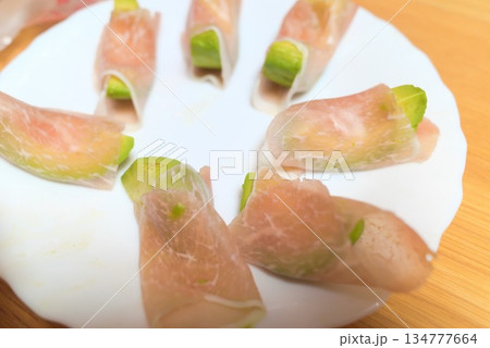 生ハムでアボカドを巻いた前菜料理 生ハムでアボカドを巻いた前菜料理 134777664