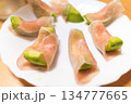生ハムでアボカドを巻いた前菜料理 134777665
