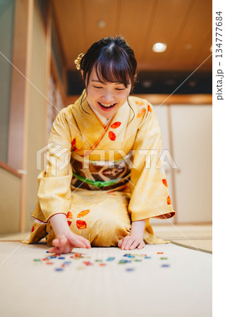 おはじきと若く美しい着物女性 134777684