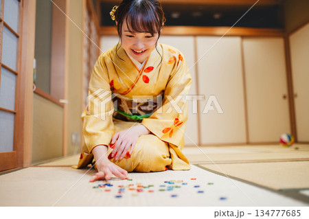 おはじきと若く美しい着物女性 134777685
