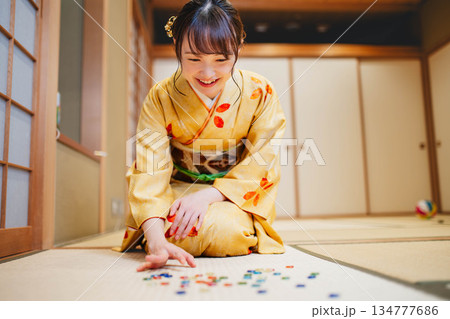 おはじきと若く美しい着物女性 134777686