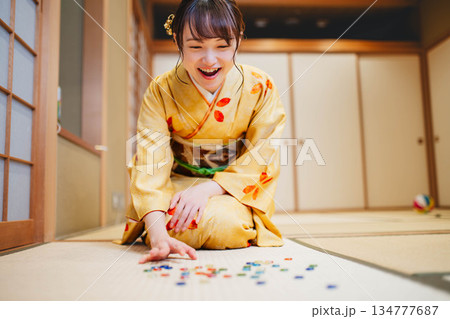 おはじきと若く美しい着物女性 134777687