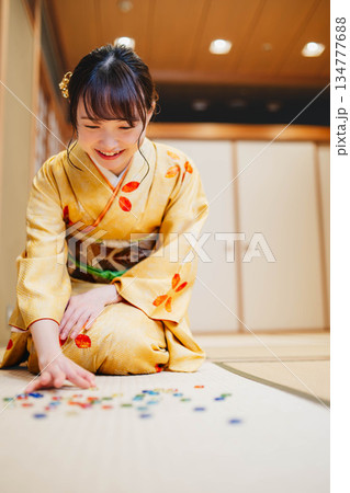 おはじきと若く美しい着物女性 134777688