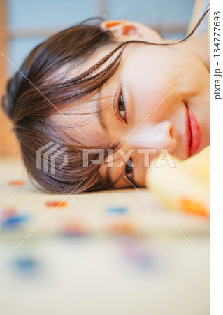 おはじきと若く美しい着物女性 おはじきと若く美しい着物女性 134777693