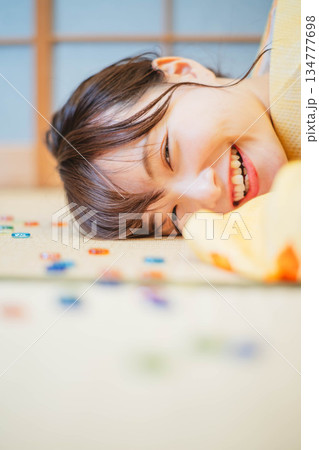 おはじきと若く美しい着物女性 134777698