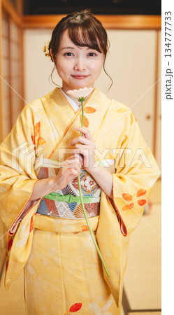 花と和服の若い女性 花と和服の若い女性 134777733