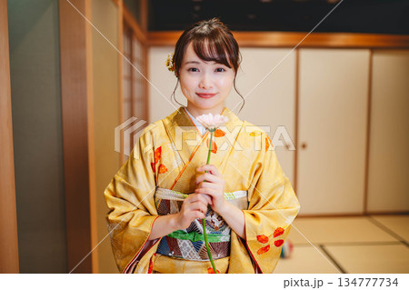 花と和服の若い女性 花と和服の若い女性 134777734