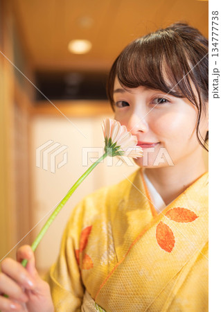 花と和服の若い女性 花と和服の若い女性 134777738