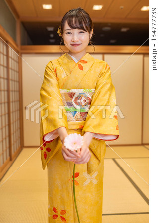 花と和服の若い女性 134777739