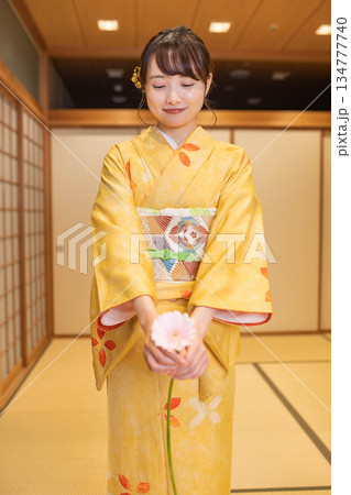 花と和服の若い女性 花と和服の若い女性 134777740