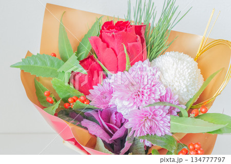 お正月の華やかな花束 134777797