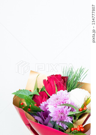 お正月の華やかな花束 お正月の華やかな花束 134777807