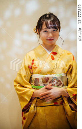着物を着た若い女性 134777849