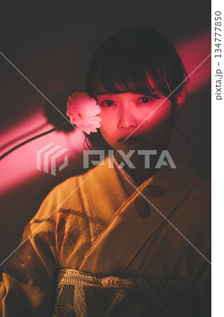 着物を着た若い女性 着物を着た若い女性 134777850