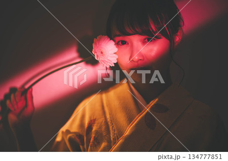 着物を着た若い女性 134777851