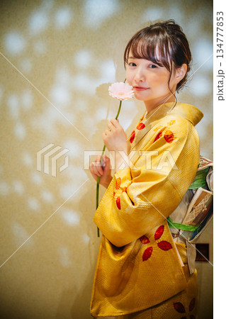 着物を着た若い女性 134777853