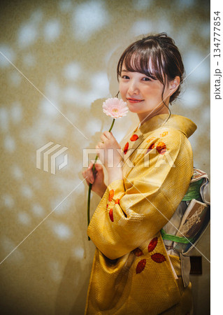 着物を着た若い女性 134777854