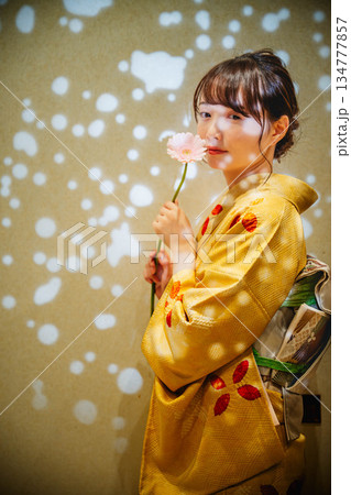 着物を着た若い女性 着物を着た若い女性 134777857