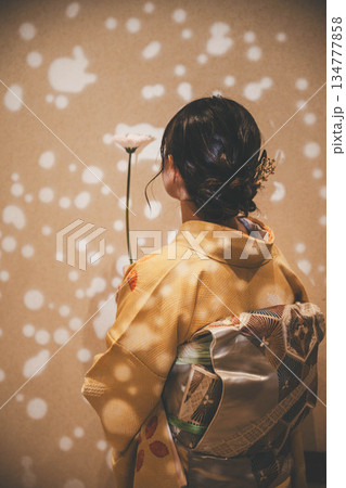 着物を着た若い女性 134777858
