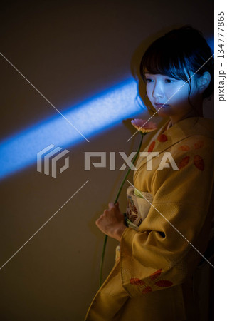着物を着た若い女性 134777865