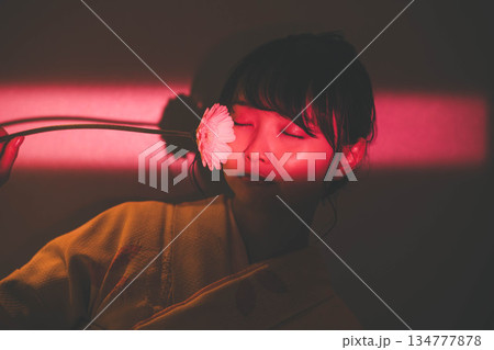 着物を着た若い女性 134777878